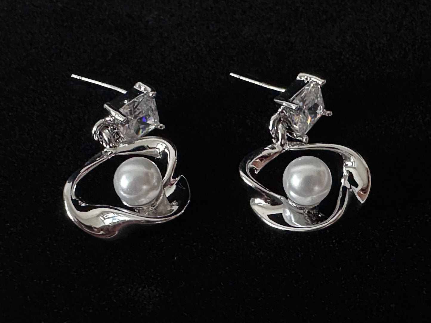 Creota Pearl Dangle Earring