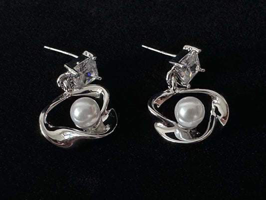 Creota Pearl Dangle Earring