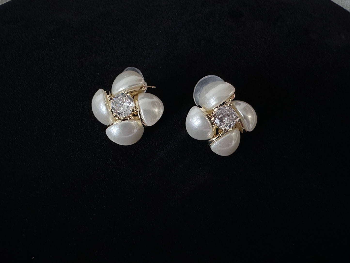 Pearl Flower Four Leaf Clover Stud Earring