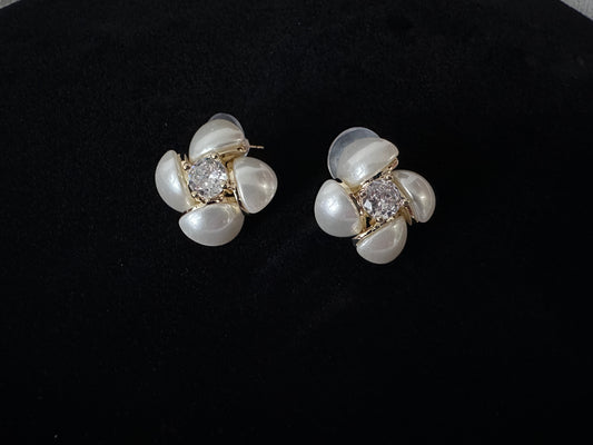 Pearl Flower Four Leaf Clover Stud Earring